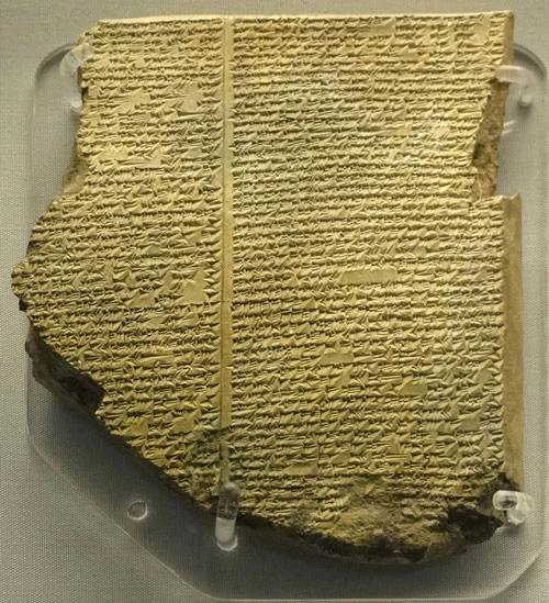 Tấm bảng đất sét trong Thư viện Hoàng gia Ashurbanipa ghi chép một phần sử thi Gilgamesh bằng chữ hình nêm. Ảnh: Wikipedia.