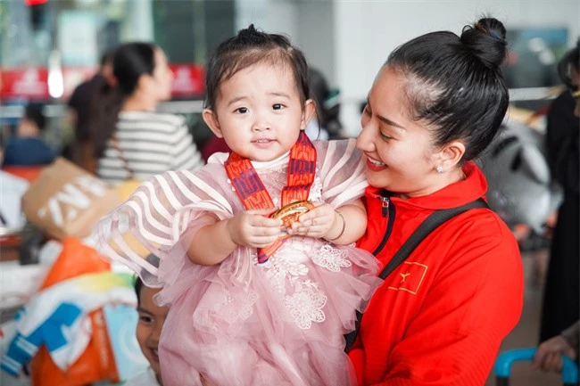 Giành huy chương vàng Sea Games, Khánh Thi - Phan Hiển được nhân vật đặc biệt này chờ đợi ở sân bay để đón về nhà - Ảnh 3.