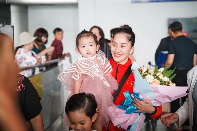 Giành huy chương vàng Sea Games, Khánh Thi - Phan Hiển được nhân vật đặc biệt này chờ đợi ở sân bay để đón về nhà - Ảnh 4.