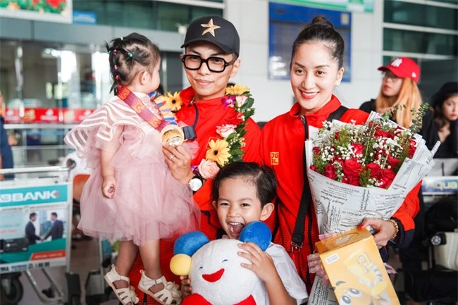 Giành huy chương vàng Sea Games, Khánh Thi - Phan Hiển được nhân vật đặc biệt này chờ đợi ở sân bay để đón về nhà - Ảnh 5.