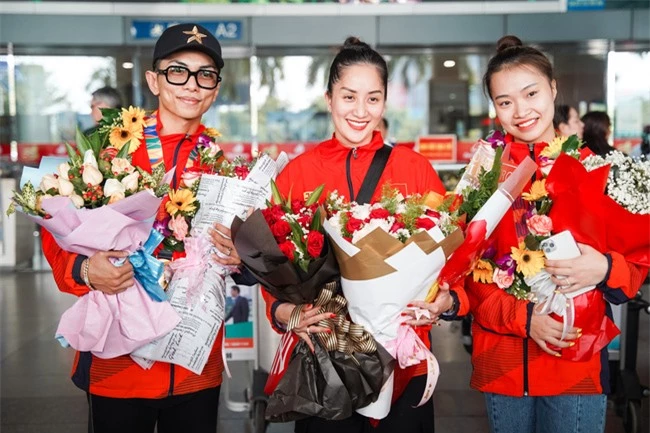 Giành huy chương vàng Sea Games, Khánh Thi - Phan Hiển được nhân vật đặc biệt này chờ đợi ở sân bay để đón về nhà - Ảnh 6.