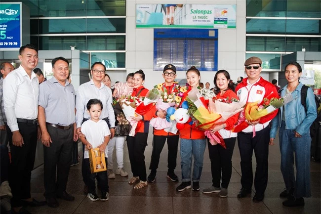 Giành huy chương vàng Sea Games, Khánh Thi - Phan Hiển được nhân vật đặc biệt này chờ đợi ở sân bay để đón về nhà - Ảnh 7.