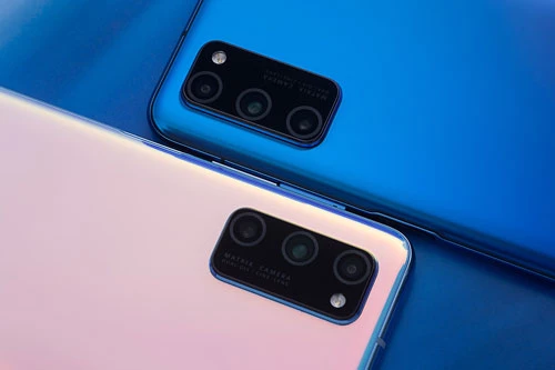 Honor V30 Pro sở hữu 3 camera sau. Trong đó, cảm biến chính 40 MP nhưng khẩu độ f/1.6 cho khả năng lấy nét theo pha, lấy nét bằng laser, chống rung quang học (OIS). Ống kính tele 8 MP, f/2.4 giúp zoom quang học 3x, lấy nét bằng laser, chống rung quang học (OIS). Ống kính góc siêu rộng 12 MP, f/2.2. Bộ đôi này được trang bị đèn flash LED, quay video 4K tốc độ 30 khung hình/giây hoặc 720p tốc độ 960 khung hình/giây. 