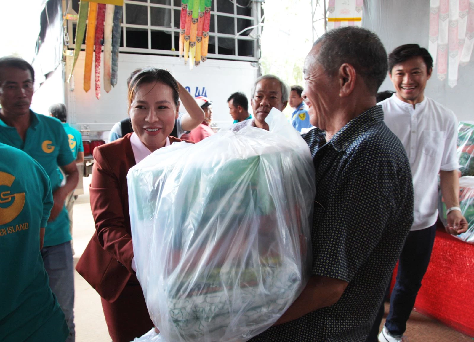 Bà Nguyễn Ngọc Tiền, Chủ tịch Hội đồng Quản trị kiêm Tổng Giám đốc Công ty Bất động sản Đảo Vàng (giữa) đang trao quà cho bà con đồng bào Phú Quốc bị thiệt hại do lũ lụt (ảnh DV)