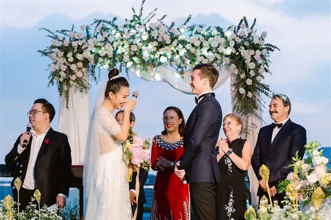 MC Hoàng Oanh lần đầu chia sẻ cảm xúc sau đám cưới ngôn tình, hạnh phúc khi được bố mẹ chồng tiết lộ về tình yêu của ông xã ngoại quốc - Ảnh 2.