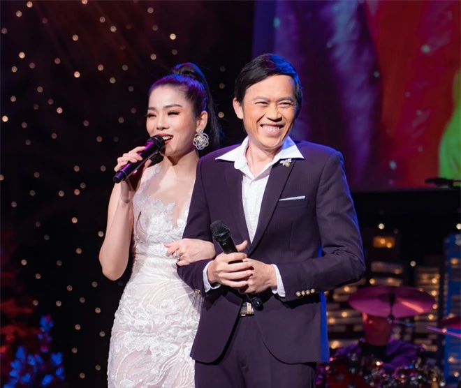 Cảnh tượng hiếm: Nghệ sĩ Hoài Linh mặc vest chỉn chu, song ca cực ngọt với Lệ Quyên tại Mỹ trong Q Show 2 - Ảnh 4.