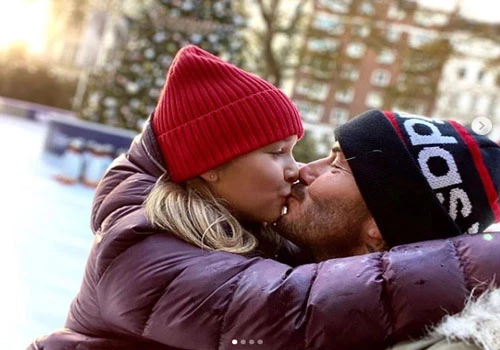 Mặc cho những lời chỉ trích vì việc thường xuyên hôn môi con gái út, David Beckham lại đăng bức ảnh tình cảm mới nhất của hai bố con anh. Trong ảnh, cựu ngôi sao bóng đá Anh và con gái Harper hôn môi nhau rất tình cảm. Một bức ảnh khác, cô bé 8 tuổi vòng tay ôm cổ bố âu yếm. Ngoài ra, Beckham còn đăng những bức ảnh con gái trượt tuyết tại sân băng của Bảo tàng Lịch sử Tự nhiên London.