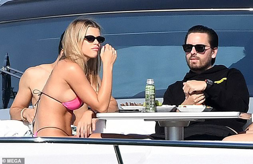 Sofia Richie ‘thả dáng’ nóng bỏng trên du thuyền cùng bạn trai lớn tuổi