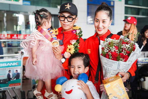 Giành huy chương vàng Sea Games, Khánh Thi - Phan Hiển được nhân vật đặc biệt này chờ đợi ở sân bay để đón về nhà