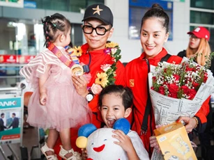 Giành huy chương vàng Sea Games, Khánh Thi - Phan Hiển được nhân vật đặc biệt này chờ đợi ở sân bay để đón về nhà