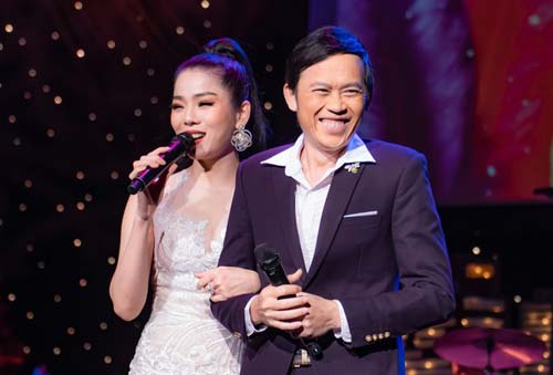 Nghệ sĩ Hoài Linh mặc vest chỉn chu, song ca cực ngọt với Lệ Quyên tại Mỹ trong Q Show 2