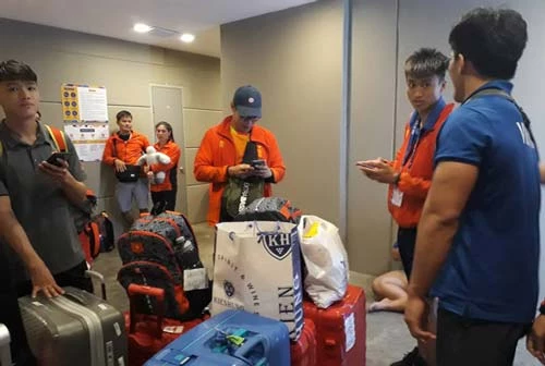 Các VĐV chuẩn bị hành lý vì buộc phải rời làng VĐV SEA Games. Ảnh: Khương Xuân.