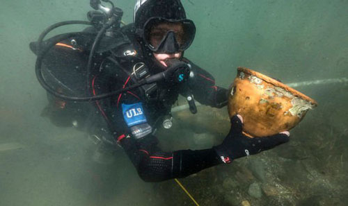 Lặn xuống đáy hồ cổ, sốc với những thứ nằm bên dưới