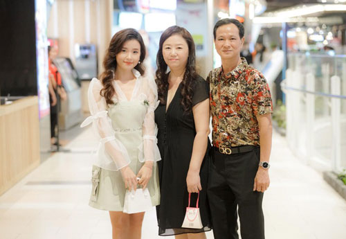 Khoe nhan sắc không tuổi, Midu vẫn bị "lấn át" vì người phụ nữ U60 này