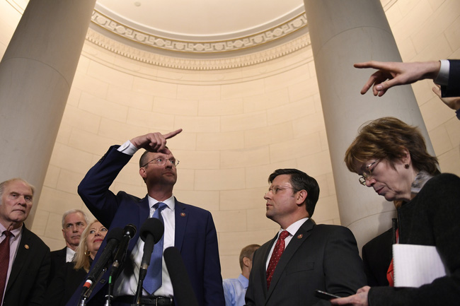 Tranh cãi tại phiên điều trần luận tội Tổng thống Trump