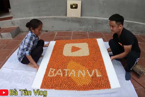 Bà Tân Vlog làm hẳn nút vàng Youtube siêu to khổng lồ bằng cá viên chiên