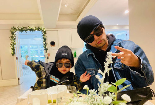 Mới 2 tuổi, quý tử nhà Châu Kiệt Luân đã gây sốt bởi vẻ ngoài cực cool ngầu, tạo dáng chuyên nghiệp không kém bố