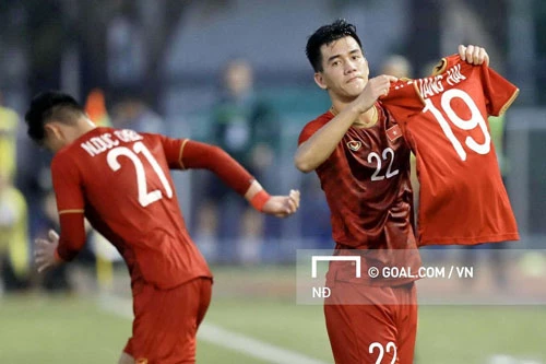 Tiến Linh cầm áo số 19 của Quang Hải để ăn mừng bàn thắng gỡ hòa 2-2.