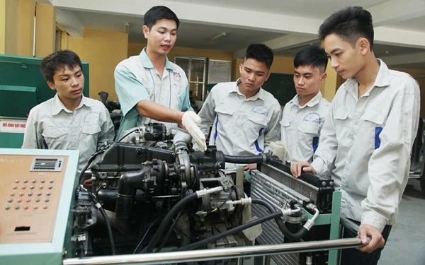 Vĩnh Long thông tin, những năm qua tỉnh đã quan tâm chú trọng phát triển công tác đào tạo, nâng cao chất lượng nguồn nhân lực, trình độ chuyên môn kỹ thuật cho lực lượng lao động tỉnh nhà.