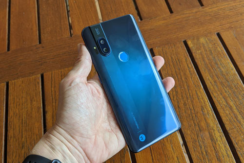 Trên tay Motorola One Hyper: Chống nước, chip S675, RAM 4 GB, giá hơn 9 triệu