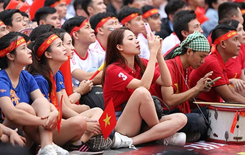 Hàng ngàn CĐV đã đội nắng để cổ vũ cho U22 Việt Nam.