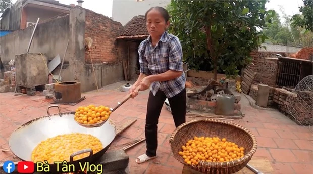 Bà Tân Vlog làm hẳn nút vàng Youtube siêu to khổng lồ bằng cá viên chiên, nhưng vì hết cá nên đành phải làm hai màu - Ảnh 2.