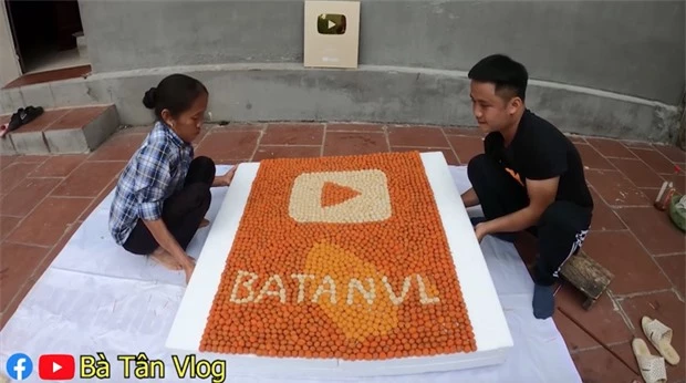 Bà Tân Vlog làm hẳn nút vàng Youtube siêu to khổng lồ bằng cá viên chiên, nhưng vì hết cá nên đành phải làm hai màu - Ảnh 6.