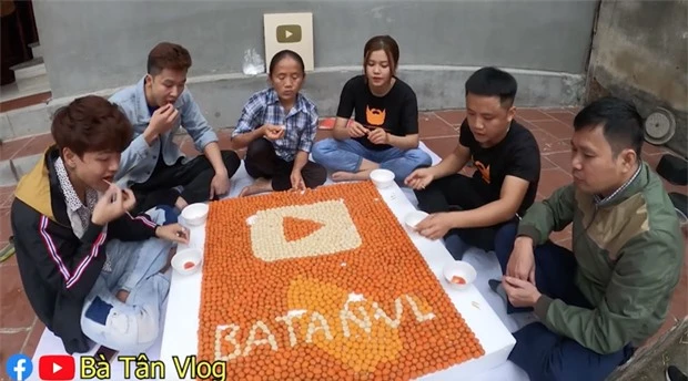 Bà Tân Vlog làm hẳn nút vàng Youtube siêu to khổng lồ bằng cá viên chiên, nhưng vì hết cá nên đành phải làm hai màu - Ảnh 7.