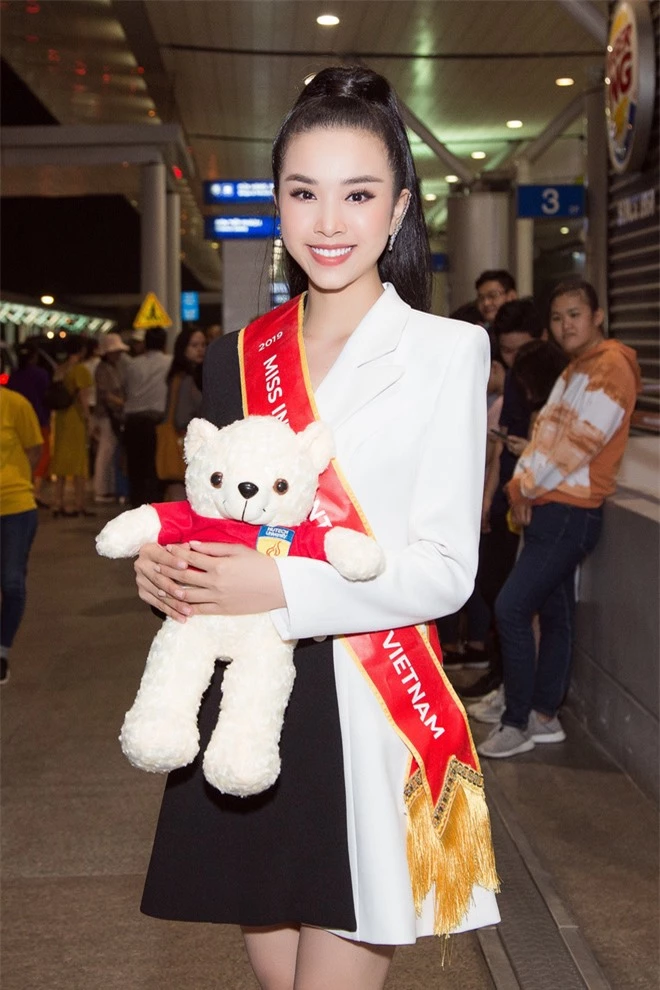 Hội chị em toàn Hoa hậu, Á hậu tiễn Thúy An lên đường đến Ai Cập thi Miss Intercontinental: Visual sáng bừng cả sân bay - Ảnh 1.