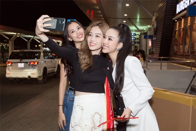 Hội chị em toàn Hoa hậu, Á hậu tiễn Thúy An lên đường đến Ai Cập thi Miss Intercontinental: Visual sáng bừng cả sân bay - Ảnh 4.