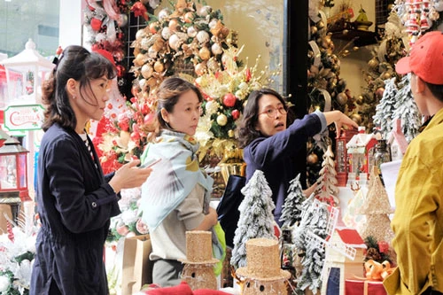 Không khí mua sắm đồ trang trí Giáng sinh đã bắt đầu sôi động tại phố Hàng Mã
