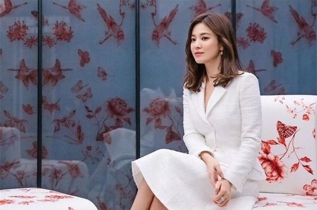 Song Hye Kyo gây choáng với vẻ đẹp thanh lịch trên W Korea - Ảnh 1.