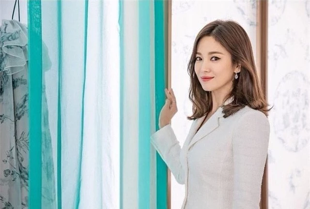 Song Hye Kyo gây choáng với vẻ đẹp thanh lịch trên W Korea - Ảnh 2.