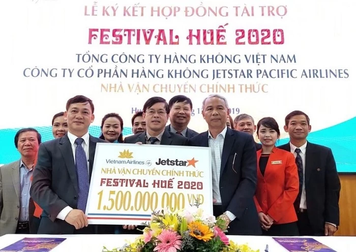 Lãnh đạo Trung tâm Festival Huế cùng Vietnam Airlines và Jetstar Pacific Airlines tiến hành ký kết tài trợ cho Festival Huế 2020