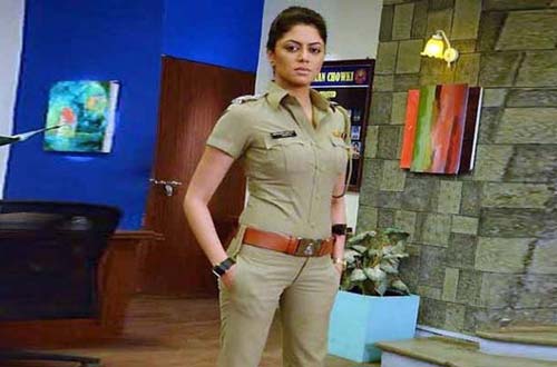 Nữ cảnh sát Ấn Độ xinh đẹp giả vờ cầu hôn với tội phạm rồi tóm hắn ngay tại chỗ hẹn hò