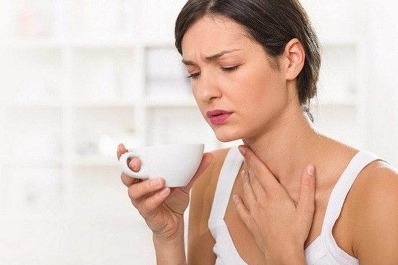 Co thắt cổ họng, một triệu chứng không phổ biến trong khảo sát này, có thể là một vấn về liên quan đến hệ thần kinh hoặc hệ miễn dịch, hoặc cũng có thể là một dấu hiệu bao gồm cả ung thư thực quản và ung thư dạ dày hoặc vòm họng. Ảnh minh họa: Internet. Co thắt cổ họng, một triệu chứng không phổ biến trong khảo sát này, có thể là một vấn về liên quan đến hệ thần kinh hoặc hệ miễn dịch, hoặc cũng có thể là một dấu hiệu bao gồm cả ung thư thực quản và ung thư dạ dày hoặc vòm họng. Ảnh minh họa: Internet.