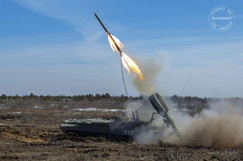 Xe phá mìn - vượt vật cản UR-77 Meteorite của Nga đang phóng đạn kéo theo dây thuốc nổ