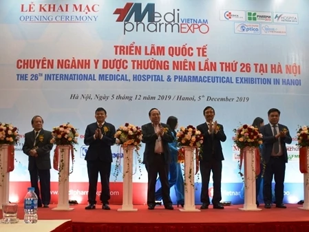 Các đại biểu cắt băng khai mạc triển lãm