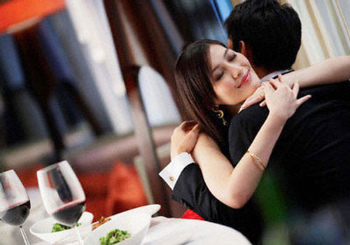 Vợ trẻ khoe quà tặng của anh kỹ sư tốt bụng khiến chồng chết lặng