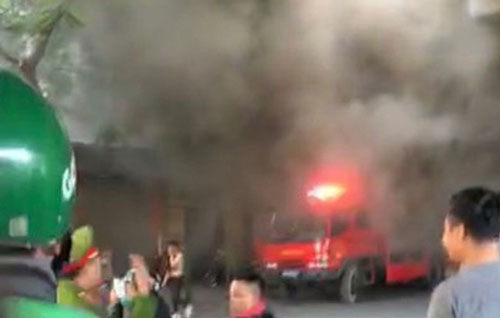 Hà Nội: Cháy cửa hàng ăn trên phố, lửa bao trùm cả ngôi nhà