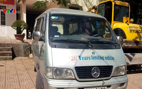 Xử phạt lái xe làm rơi học sinh xuống đường