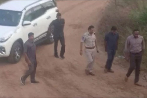 Nơi cảnh sát bắn chết 4 người đàn ông bị nghi ngờ cưỡng hiếp một bác sĩ thú y. (Ảnh: ANI/Reuters)