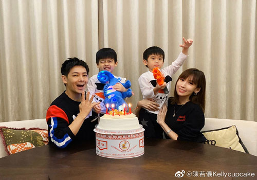 Ngày nào còn bé xíu trong vòng tay bố, 2 nhóc tì sinh đôi nhà Lâm Chí Dĩnh giờ đã lớn nhanh như thổi và siêu đáng yêu