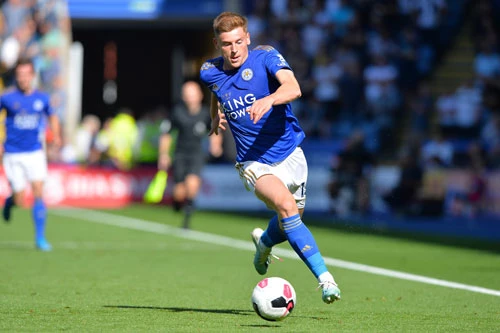 Hậu vệ trái: Harvey Barnes (Leicester City).