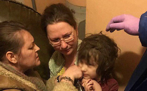 Nghe tiếng khóc của em bé 5 tuổi, hàng xóm phát hiện sự thật khủng khiếp trong căn hộ bẩn thỉu bốc mùi như chuồng lợn