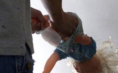 Người mẹ chết đứng khi nghe con gái 13 tuổi tiết lộ hành vi man rợ của chồng và bố chồng cách đây 5 năm