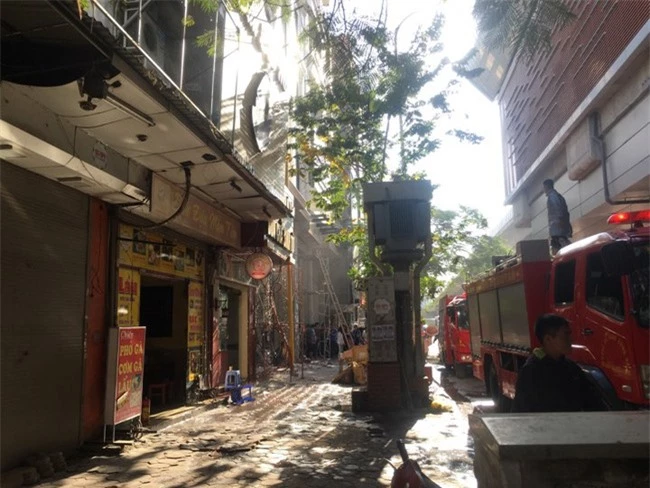Hà Nội: Cháy cửa hàng ăn trên phố, lửa bao trùm cả ngôi nhà - Ảnh 3.