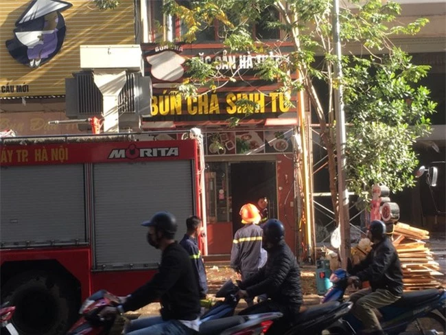 Hà Nội: Cháy cửa hàng ăn trên phố, lửa bao trùm cả ngôi nhà - Ảnh 4.
