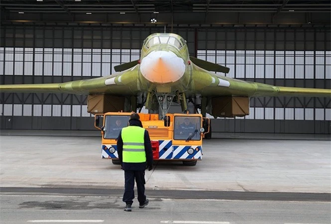 Thien Nga Trang Tu-160M2 dau tien cua Nga ra lo, NATO “het hon”-Hinh-2