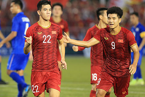 Tiến Linh & Đức Chinh: Người 'dội bom' & thế ‘bánh mì kẹp thịt’